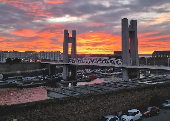Jolie Vue / Proche Rue De Siam Breszt